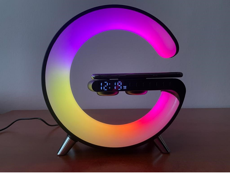 Designová lampička s bezdrátovou nabíječkou a RGB světlem – 23 cm