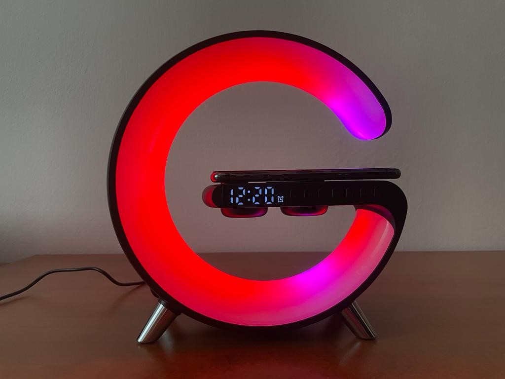 Designová lampička s bezdrátovou nabíječkou a RGB světlem – 23 cm