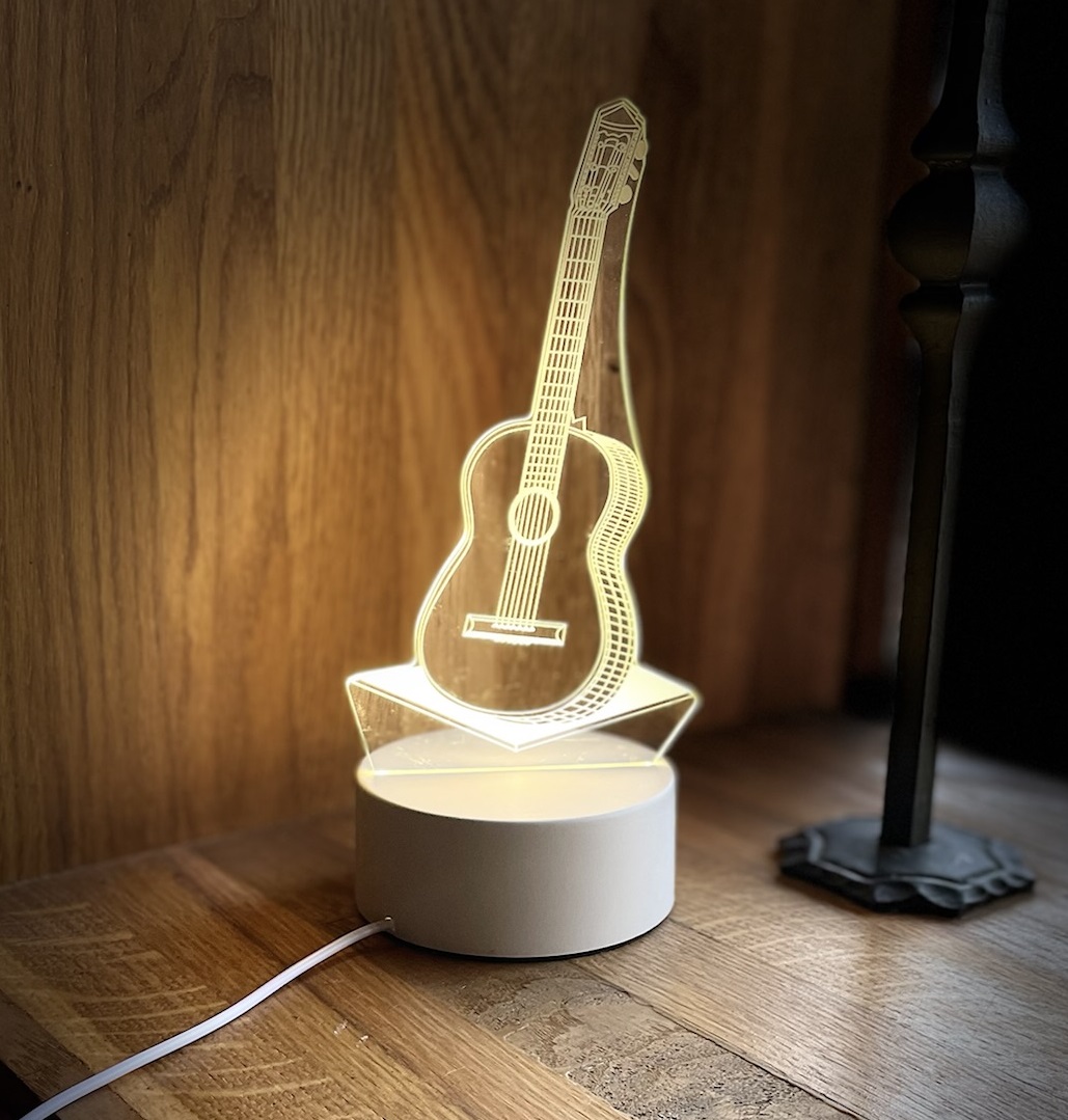 3D LED lampička ve tvaru kytary – optický efekt a jemné noční světlo