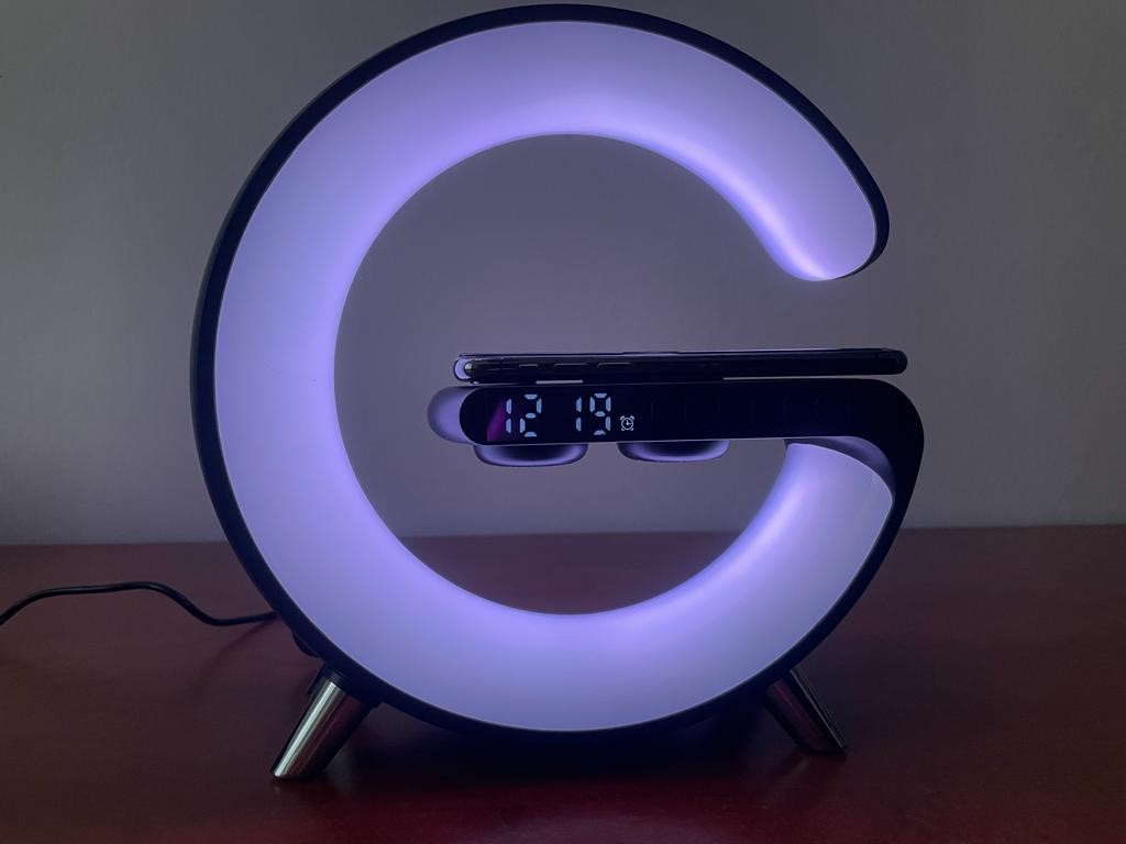 Designová lampička s bezdrátovou nabíječkou a RGB světlem – 23 cm
