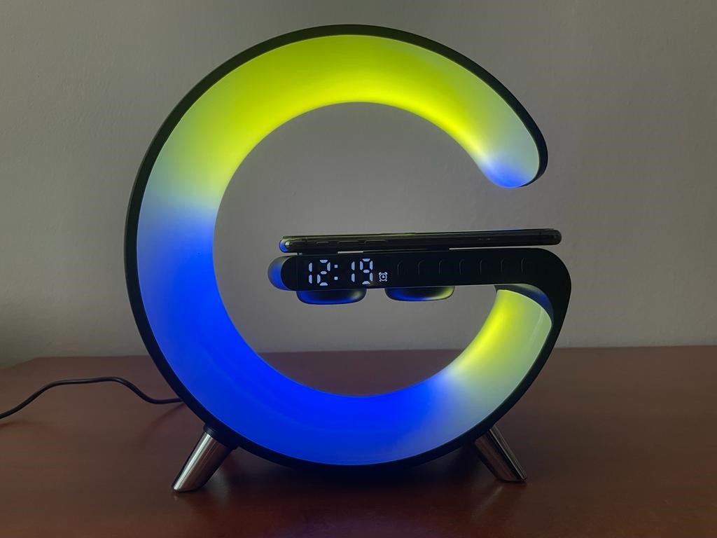 Designová lampička s bezdrátovou nabíječkou a RGB světlem – 23 cm